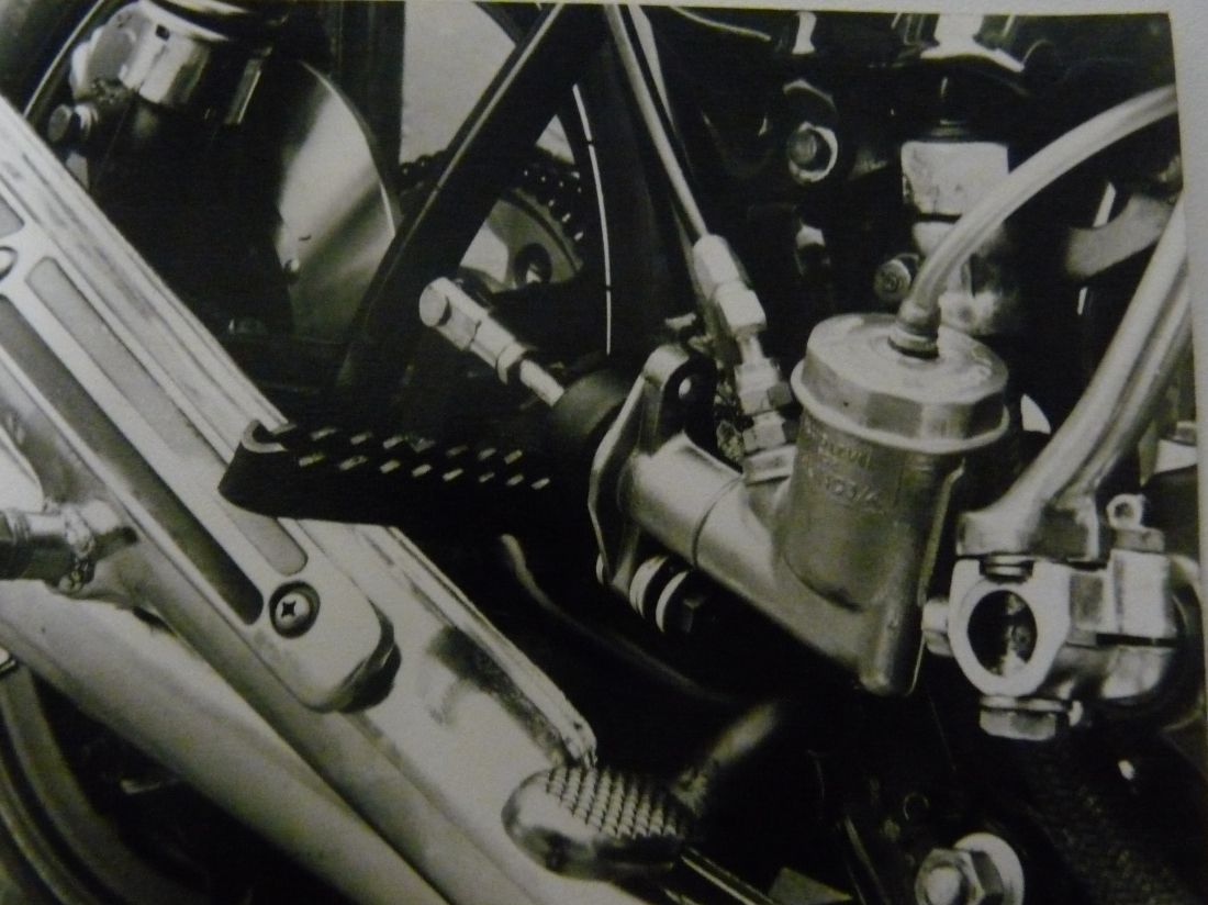 Deze foto uit de Dholda collectie toont een Honda CB 750 waarvan het achterwiel was uitgerust met een remschijf en lockheed remklauw. Als rempomp werd een girling gebruikt. Zo uit een auto geplukt. Jean D'Hollander paste dit ook toe op zijn eerste endurance racers.