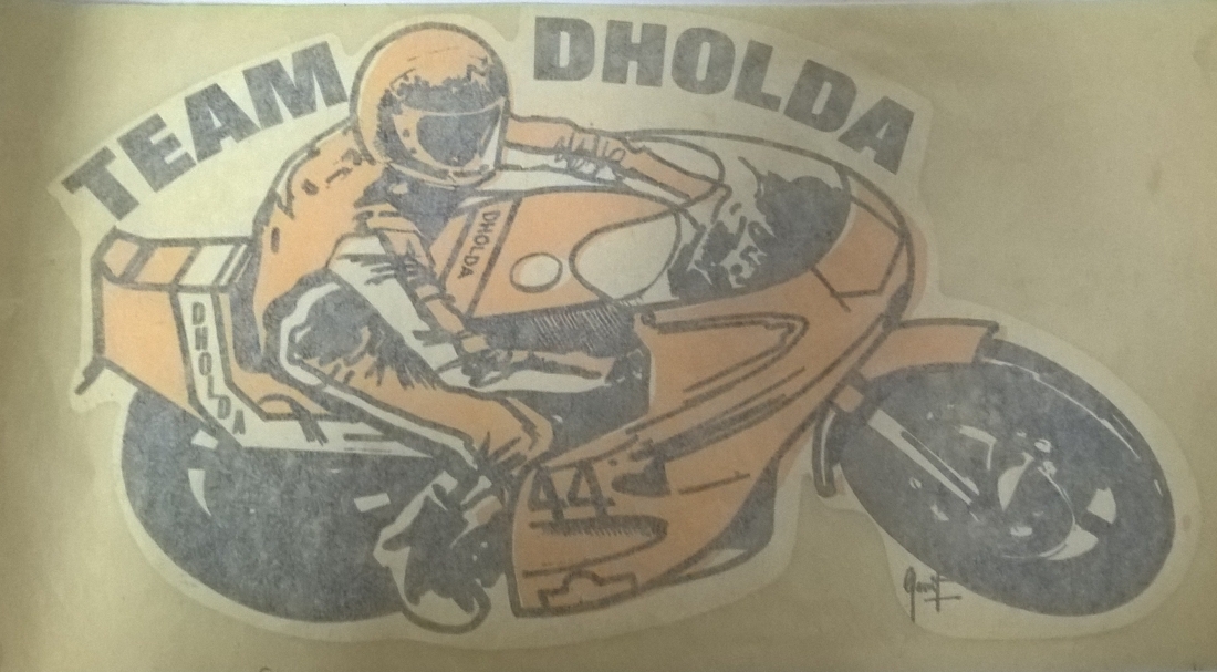 Textielsticker van het Dholda team, jaren 1973-1975.